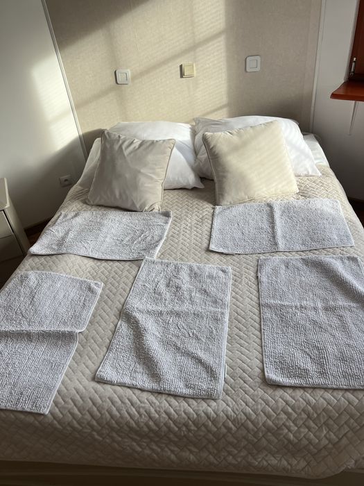 Białe dywaniki łazienkowe