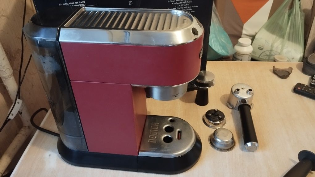 Кавоварка, кавомашина Delonghi Dedica ec685 R
