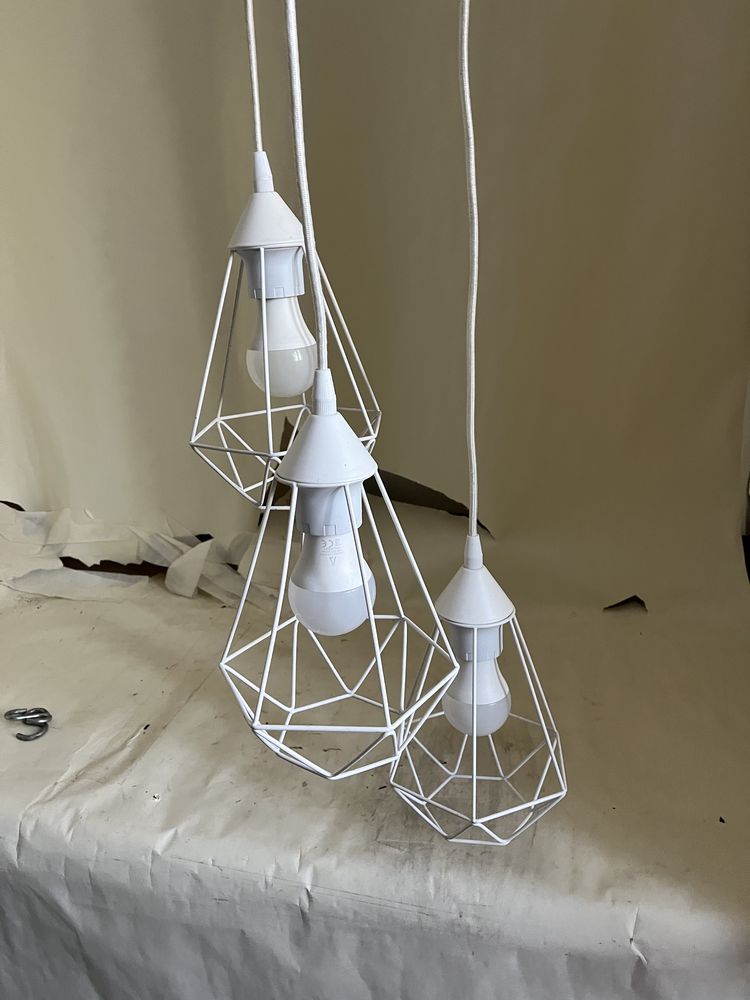 Candeeiro triplo de tecto branco impecável