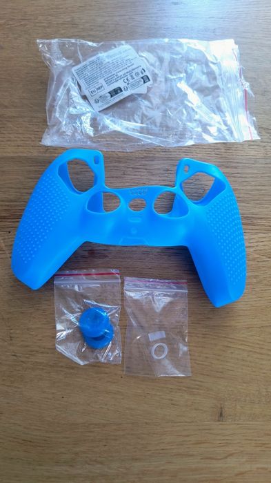 Etui na pada DualSense PS5. Nakładki plus gumki na analogi.