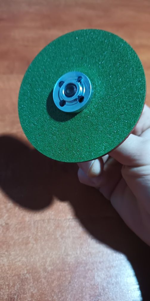 Adapter do wkrętarki lub wiertarki do mocowania różnego rodzaju tarcz