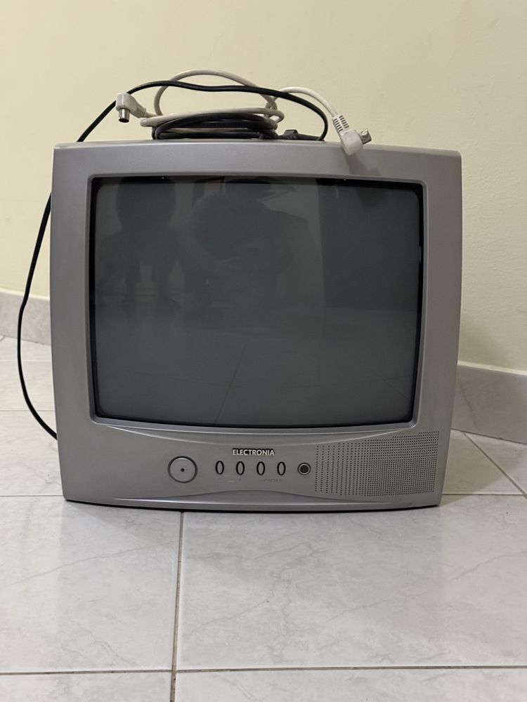 TV antiga a funcionar
