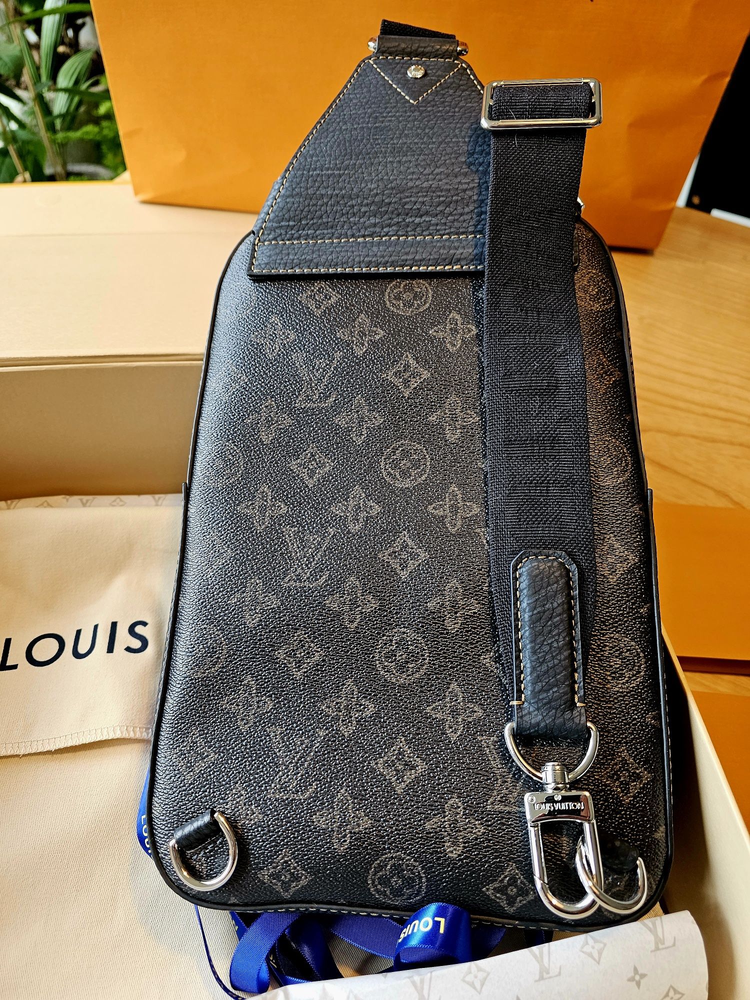 Louis Vuitton Avenue SLING BAG