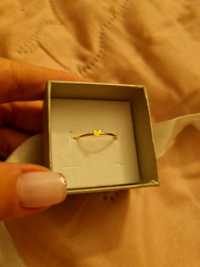Złoty pierścionek minimalistyczny