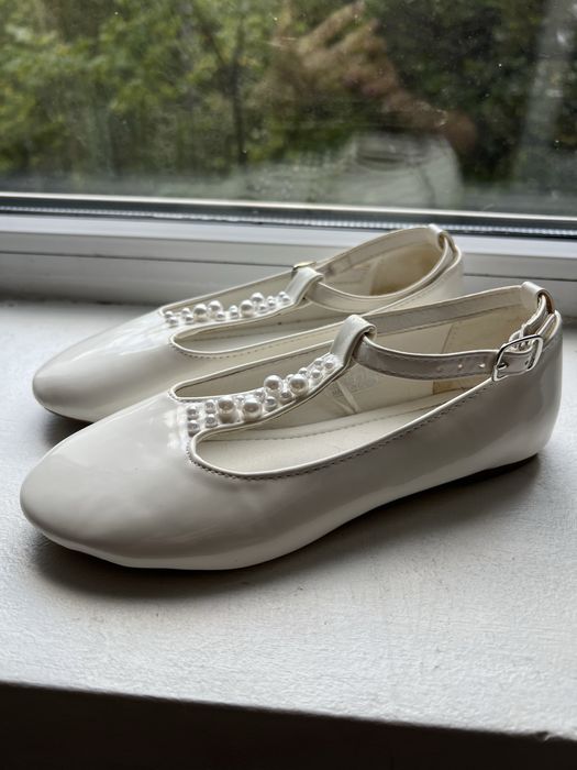 Лакові білі нарядні балетки Reserved 32