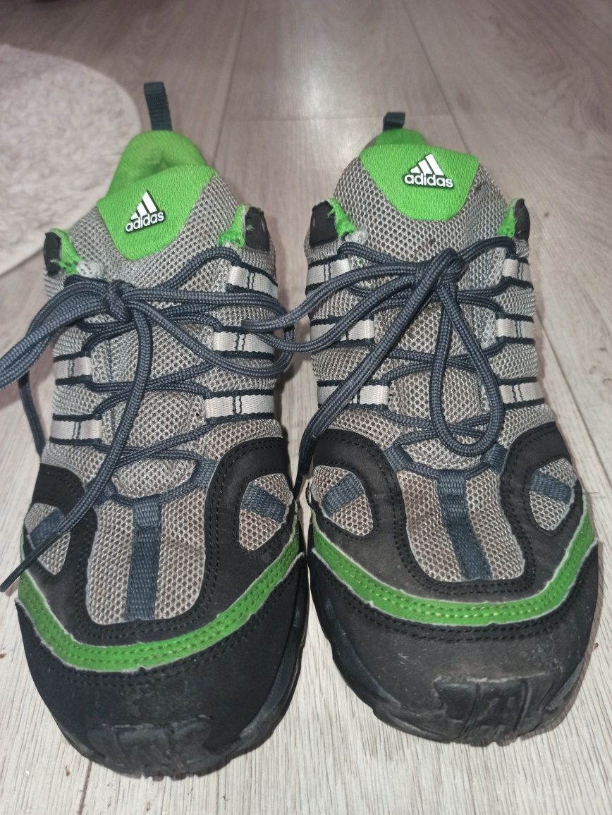 Adidas стильні кросівки