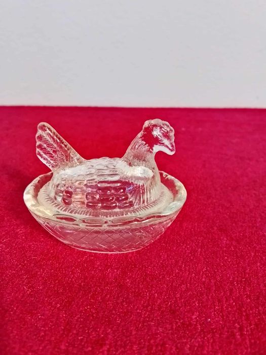 Mała szklana kura solniczka