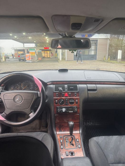 Mercedes-benz w210 e200 1996