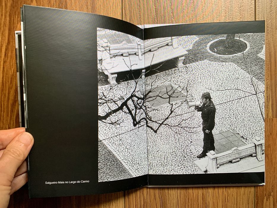 A Revolução de Abril no Olhar de Carlos Gil - DVD + Livro