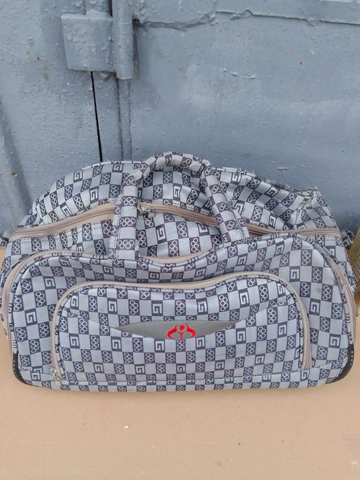 Сумка дорожная с небольшими ньансами.