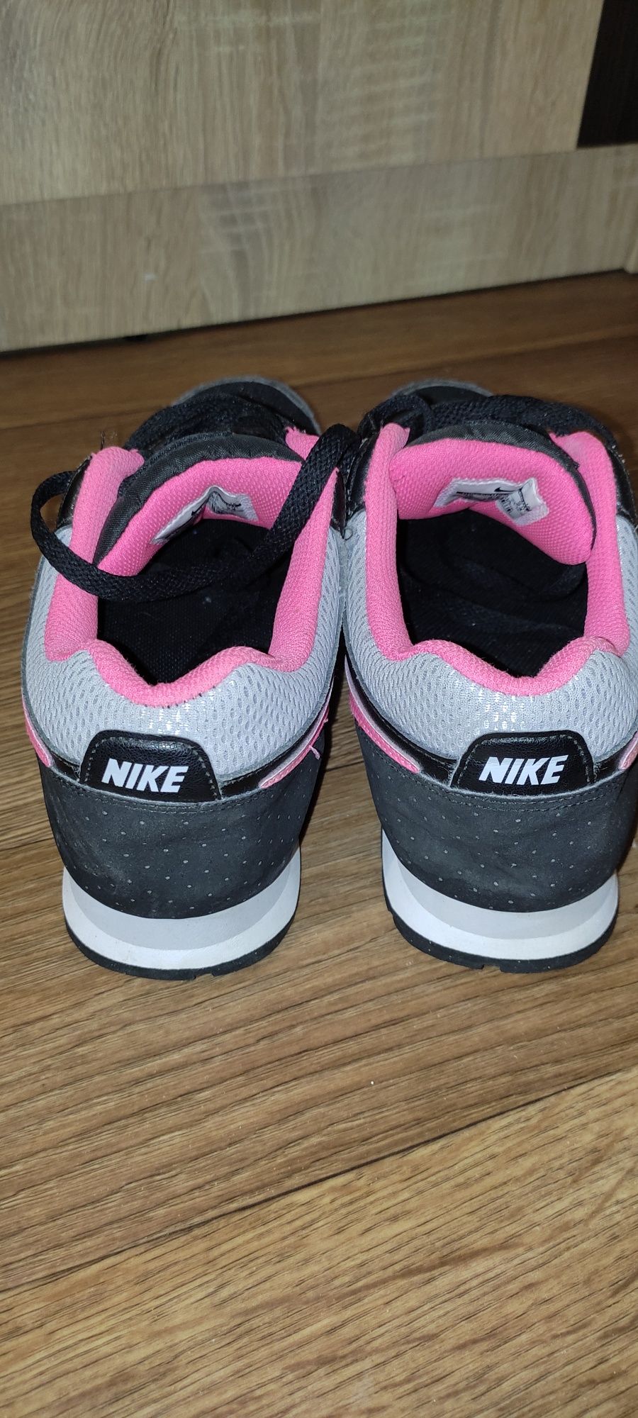 Кросівки жіночі Nike