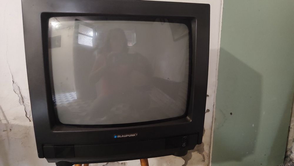TV preta antiga marca Blaukante