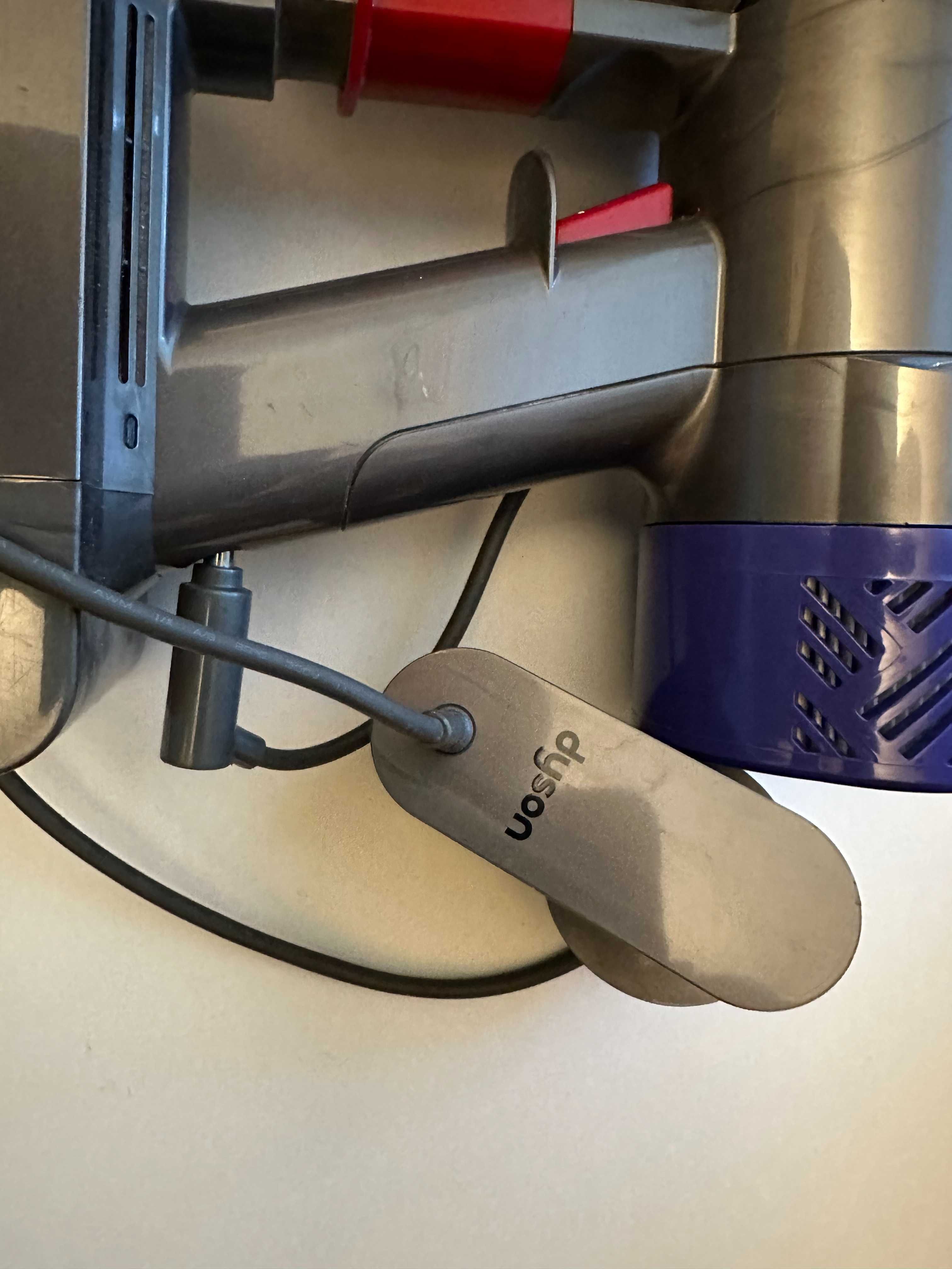 uszkodzony Odkurzacz ręczny Dyson V6 Absolute ładowarka wer. angielska
