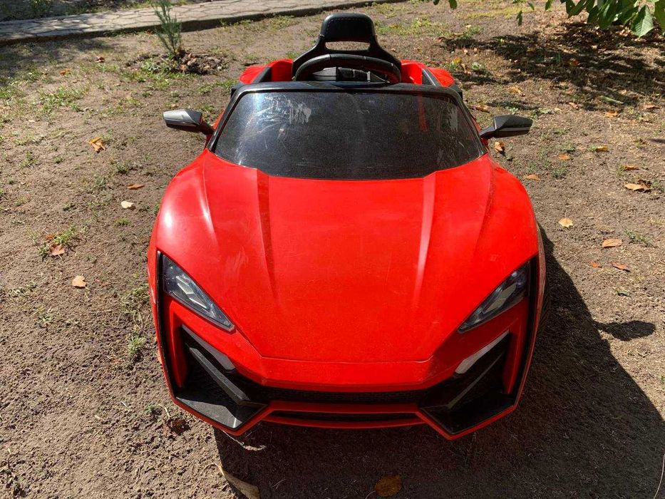 Дитячий електромобіль