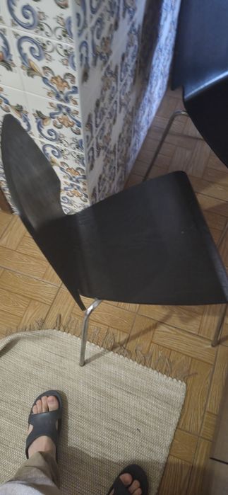 Duas cadeiras pretas usadas