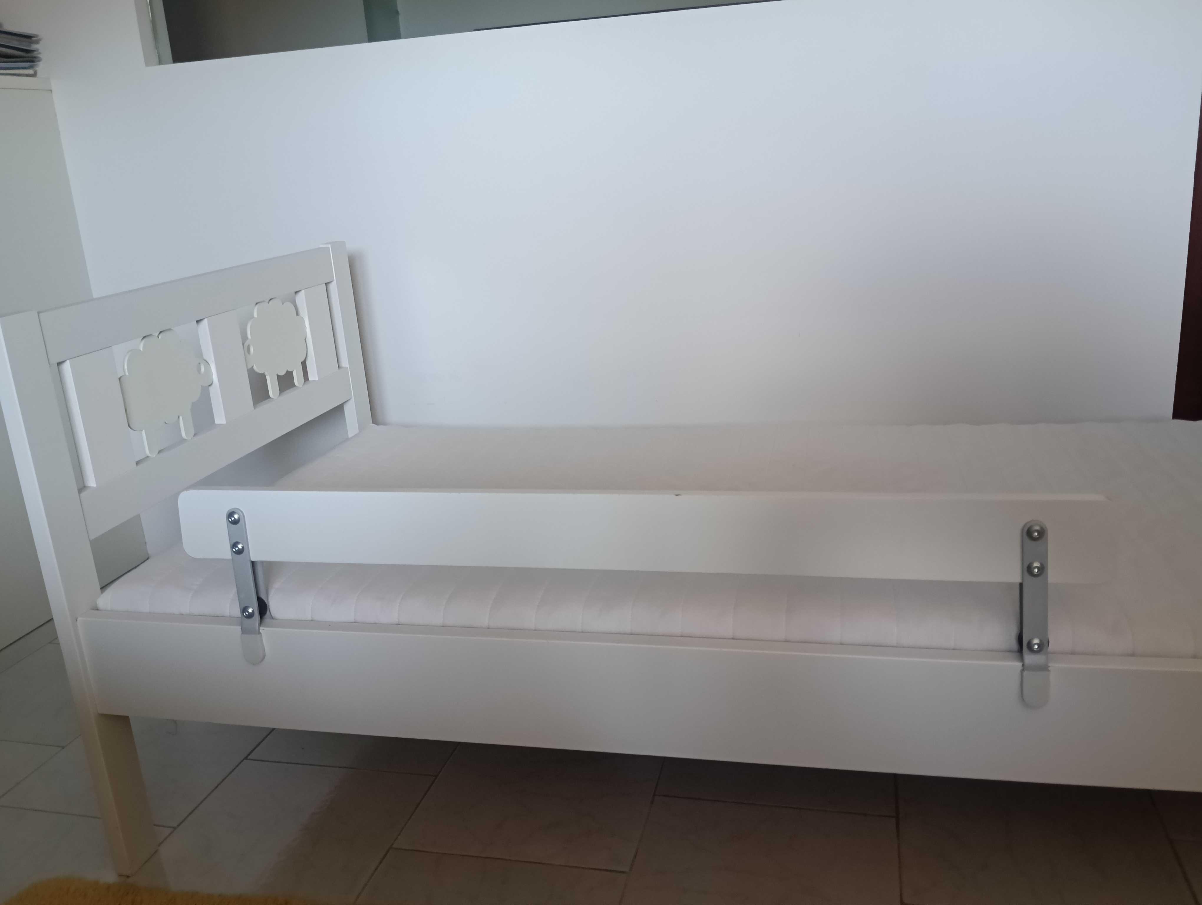 Cama infantil Ikea com colchão e proteção lateral – ótimo estado