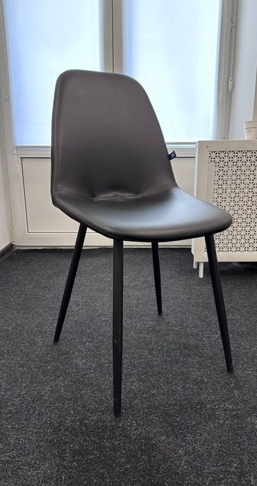 Стілець офісний чорний