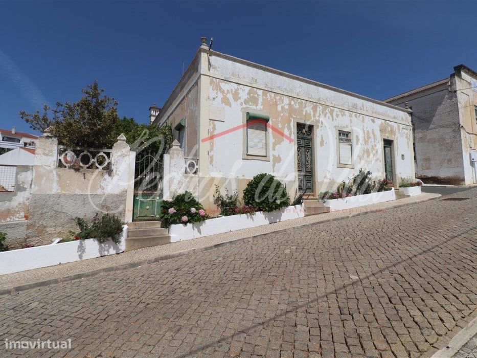 Moradia térrea com 12 divisões de 200m2 com quintal e terraço em Sa...