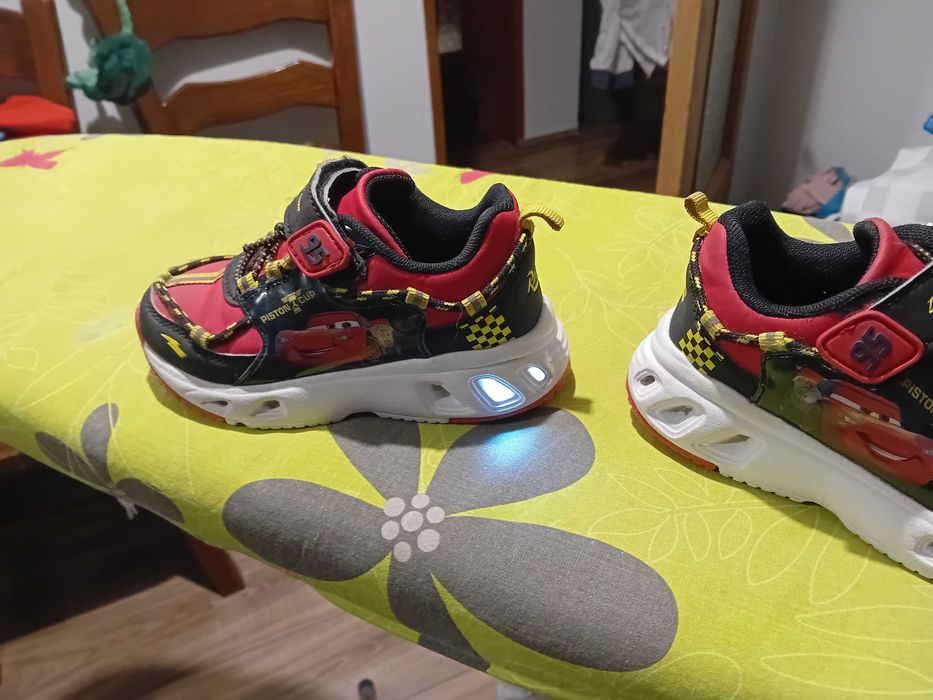 buty dziecięce 27 sportowe na wiosnę świecące zygzak mcqueen czerwone