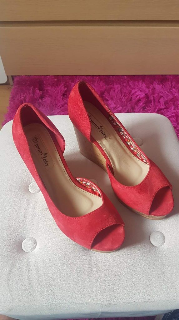 Czerwone buty na koturnie