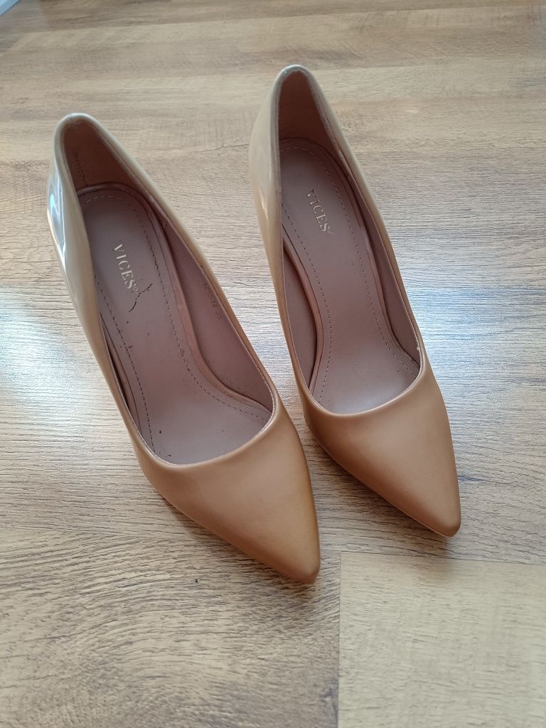 Buty szpilki beżowe 35