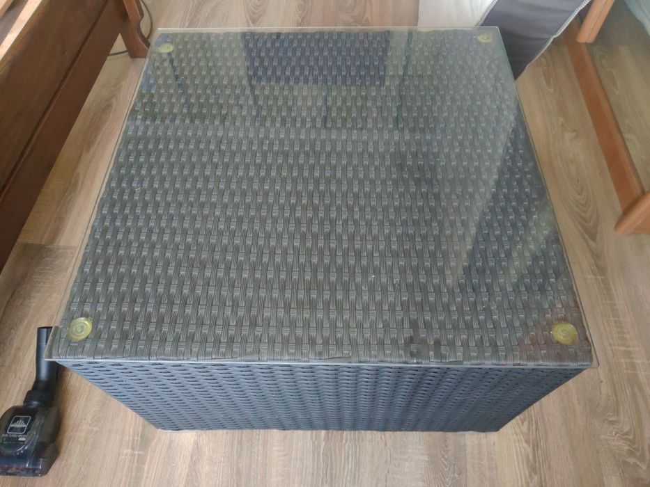 Стіл із  скляною поверхнею