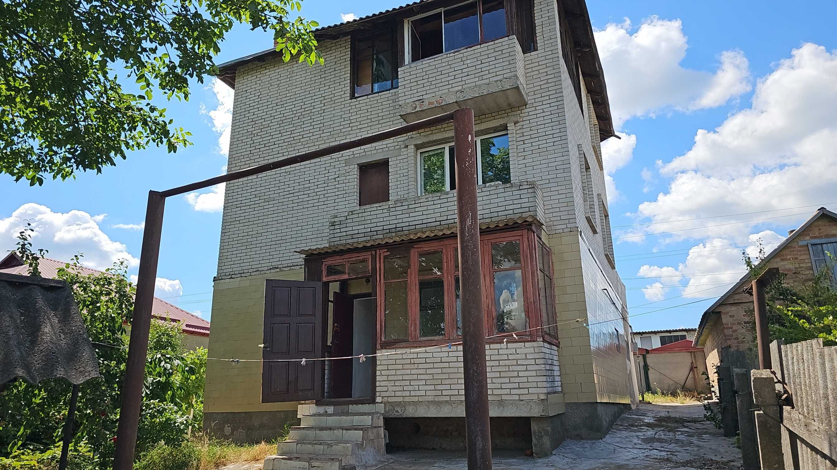 Будинок з різноплановим плануванням гараж, погріб, балкони, Є Відеоогл