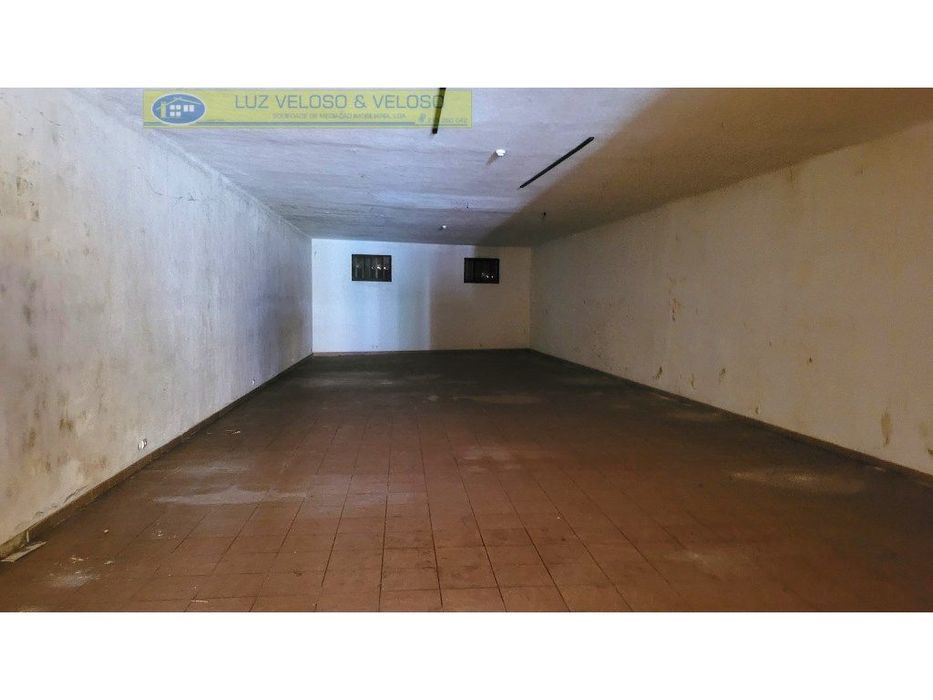 Prédio Urbano de R/C, 1º, 2º andares para Comércio em Cartaxo