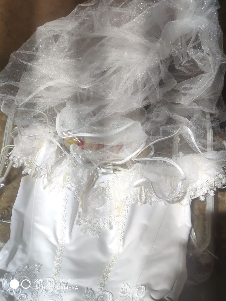 Свадебное платье с фатой и налокотниками