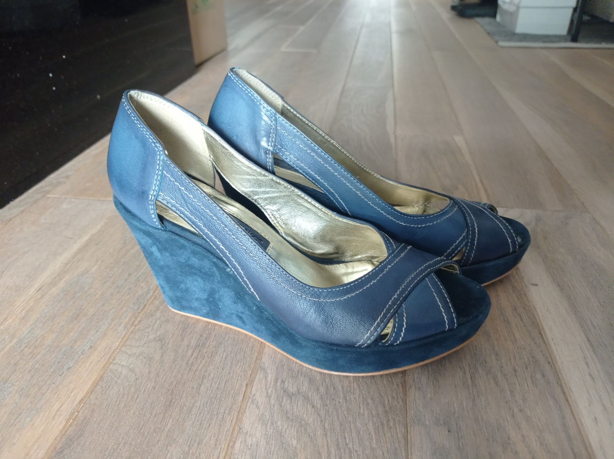 Granatowe buty na koturnie r.38