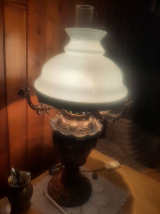 Lampa  mosiezna  stojąca  w domu na  ławie  elektryczna  z PRL