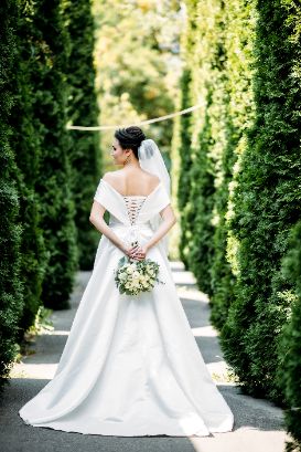 Элегантное атласное свадебное платье с открытыми плечами 2020