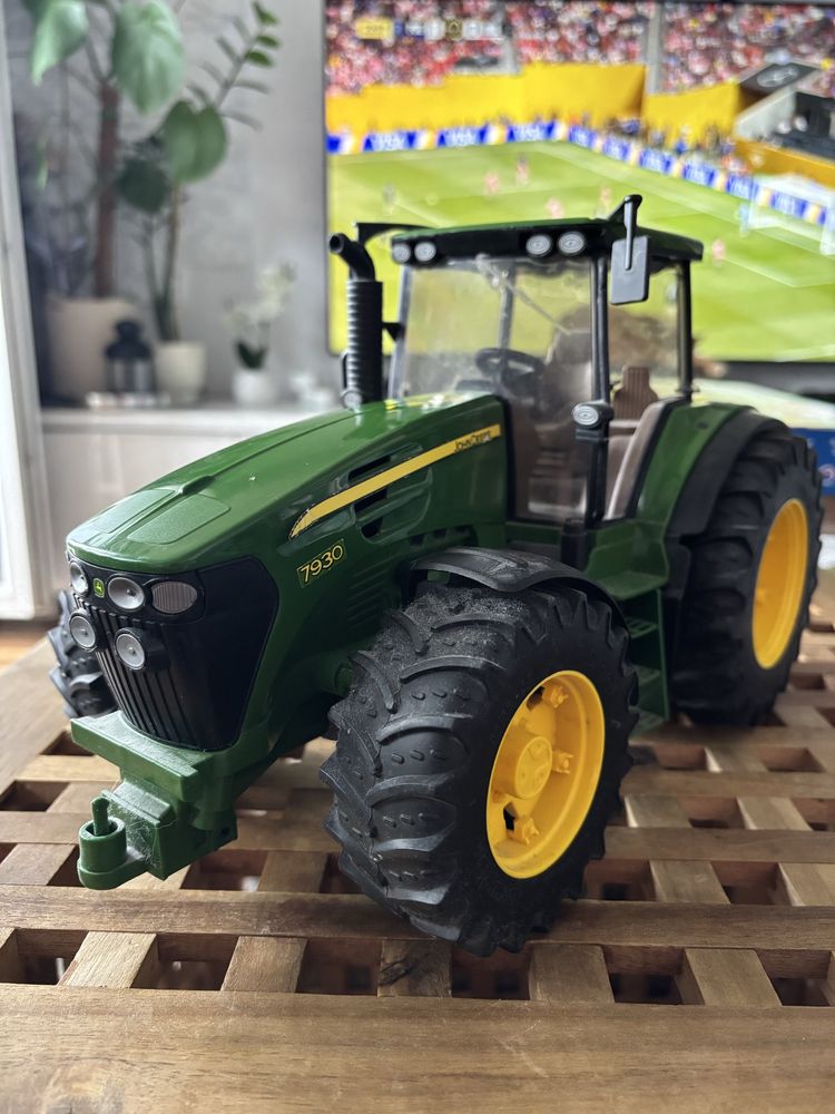 BRUDER - Duzy traktor John Deere 7930