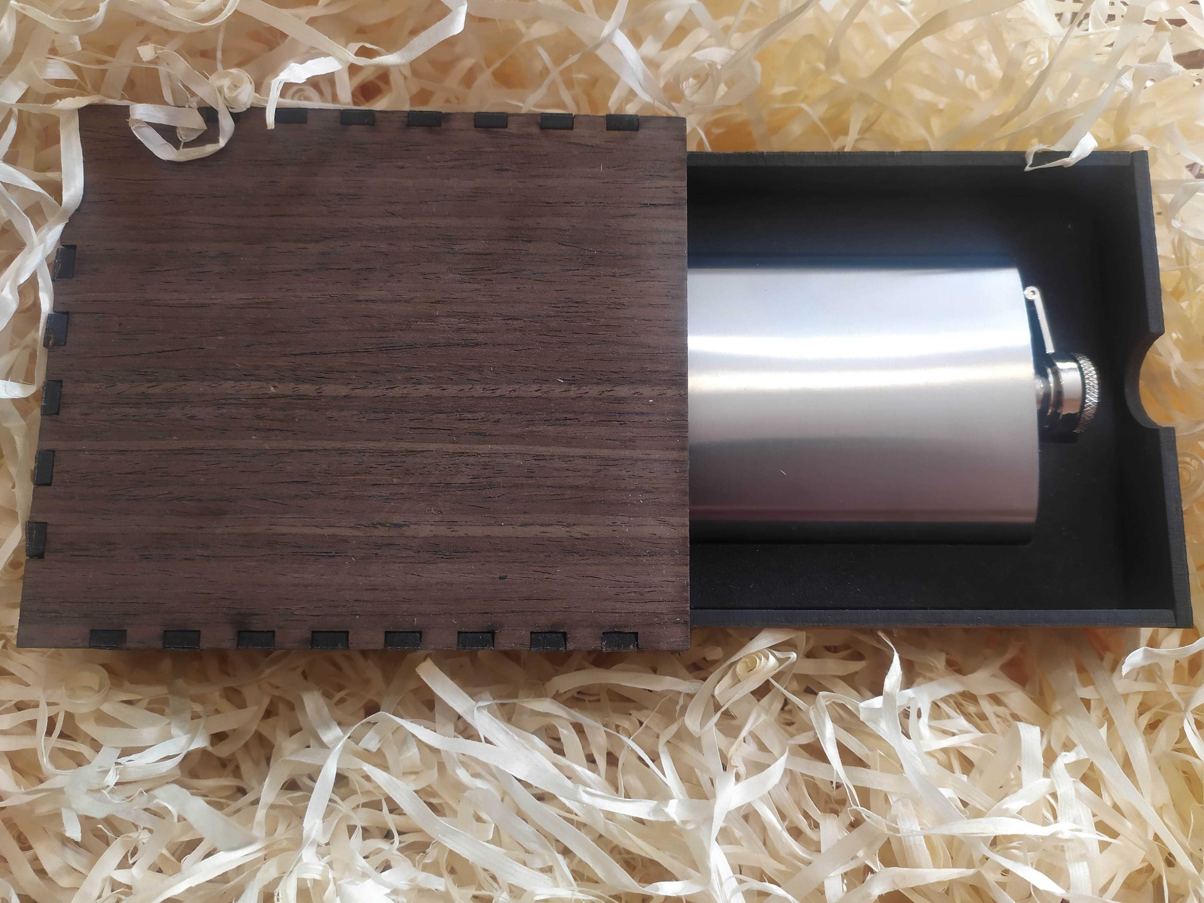 Piersiówka 100 ml w eleganckim pudełku