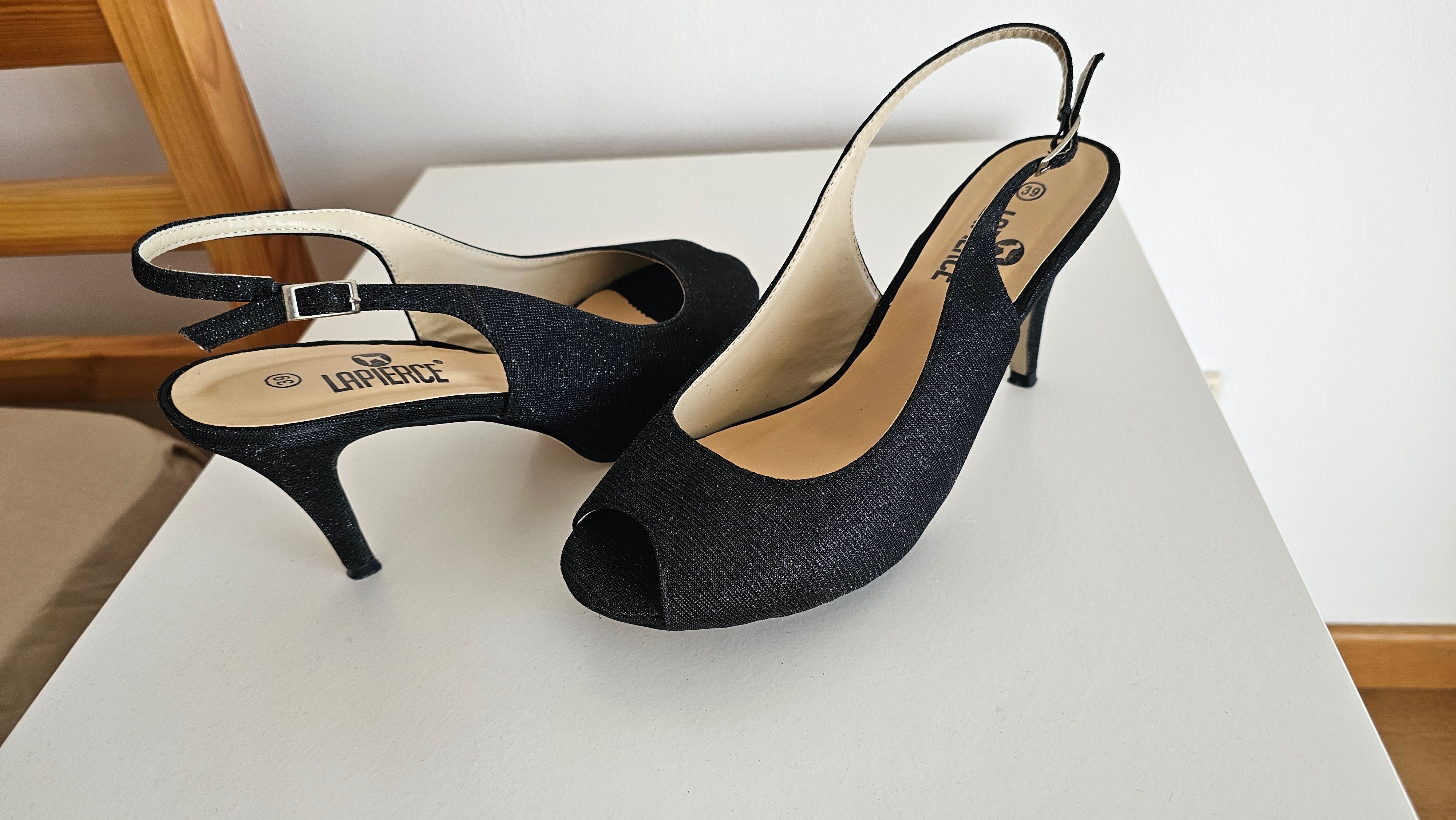 Sapatos de cerimónia com brilhantes