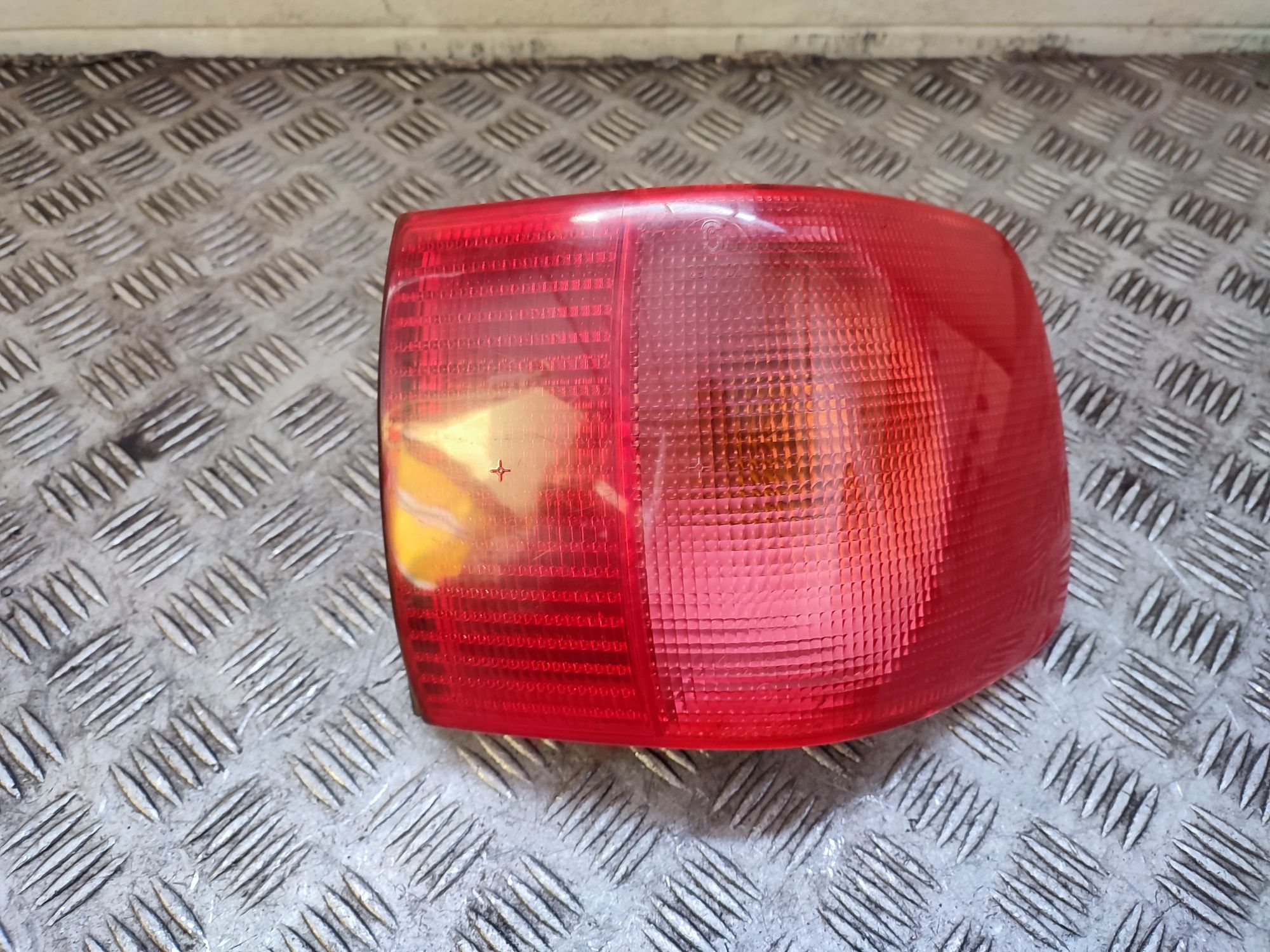 Audi 80 B4 sedan lampa prawa prawy tył tylna