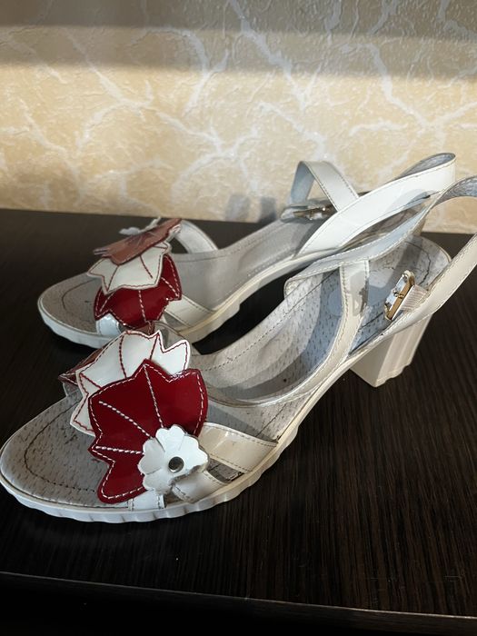 Босоніжки 37 розміру