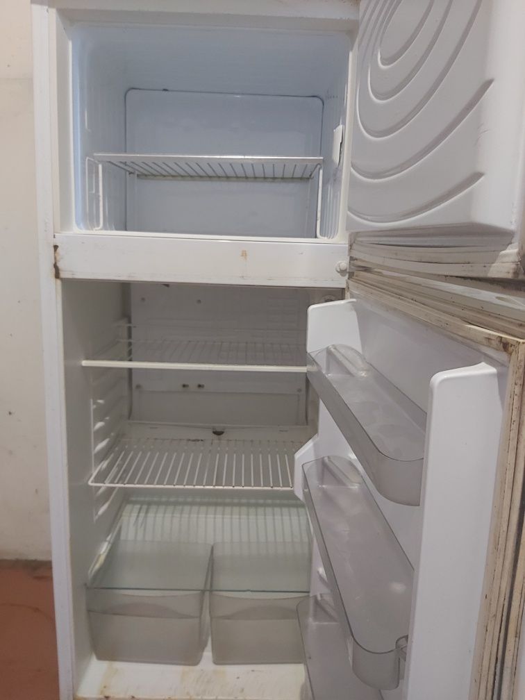 Продам рабочий двухкамерный холодильник