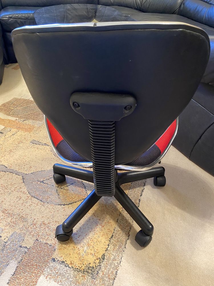 Fajne czarno - czerwone krzesło do biurka