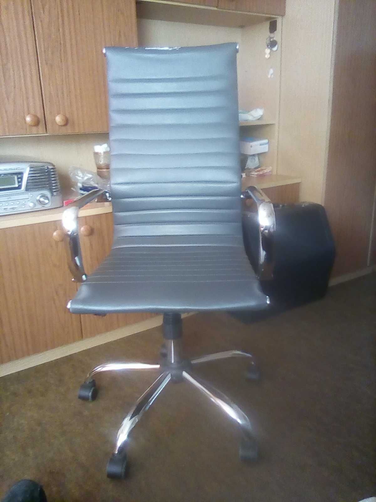 Fotel biurowy tapicerowany. Krzesło David