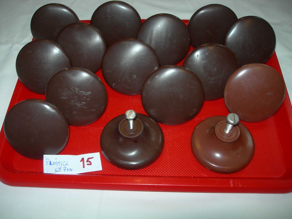 Puxadores de moveis plástico.