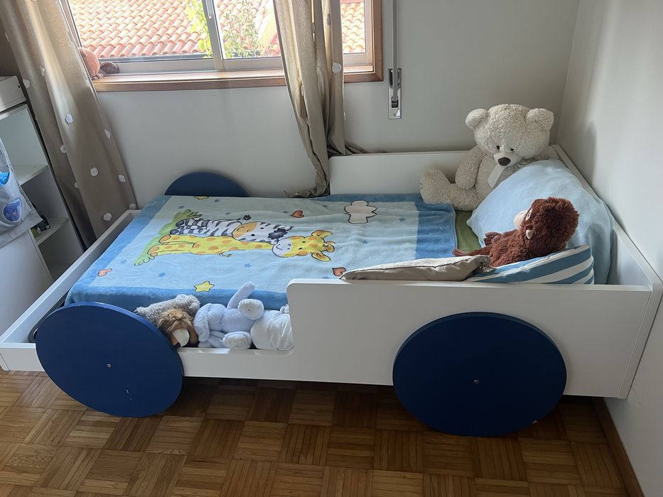 Cama crianca em forma de automovel