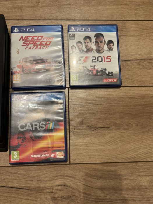 Konsola ps4 + 2 pady + 7 gier