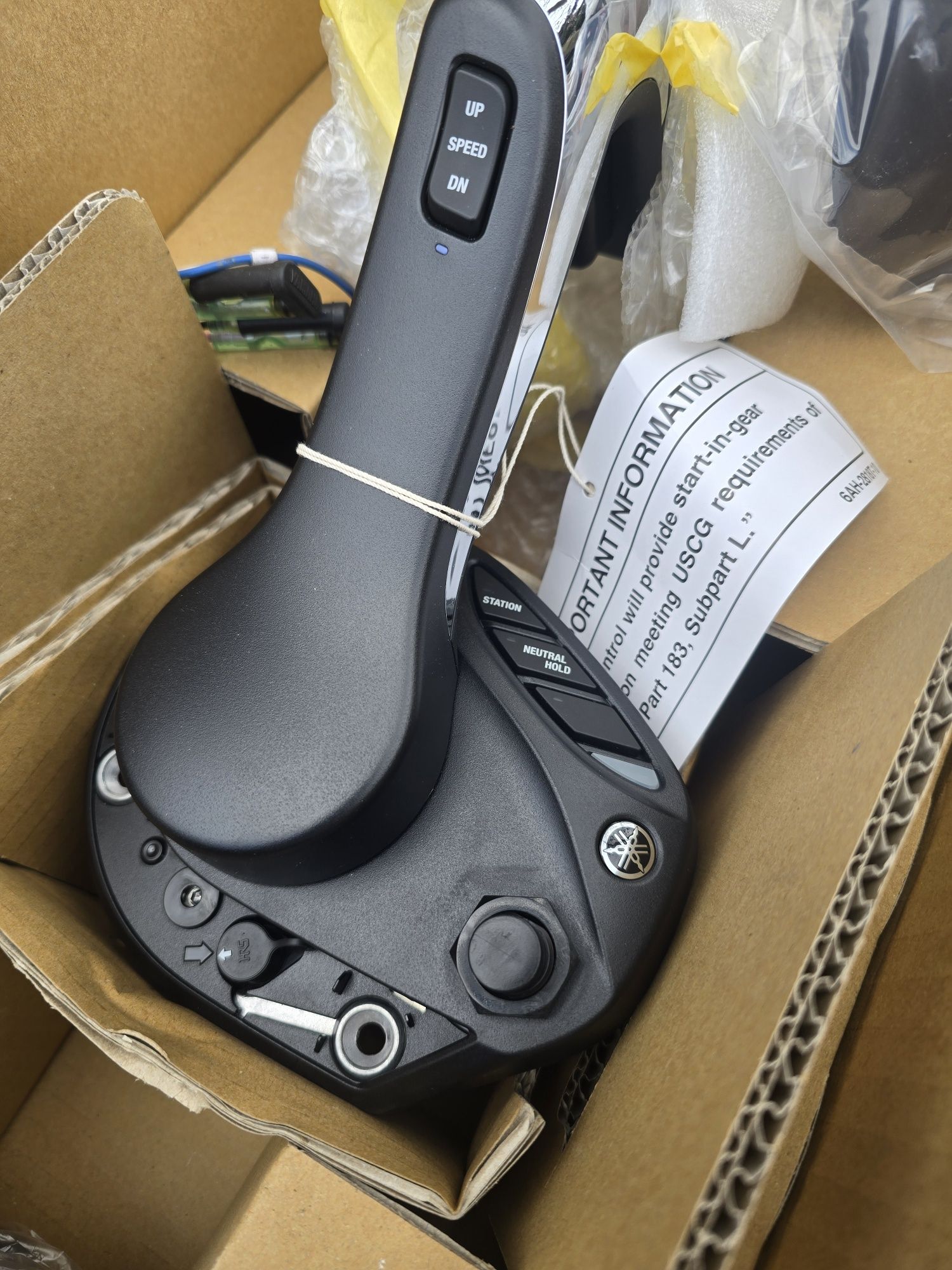 Manetka elektroniczne do silnika zaburtowego Yamaha boczna