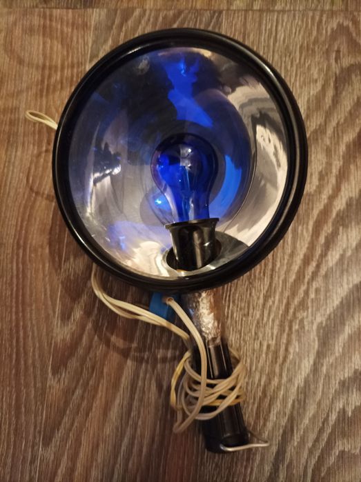 Синяя лампа медицинская.