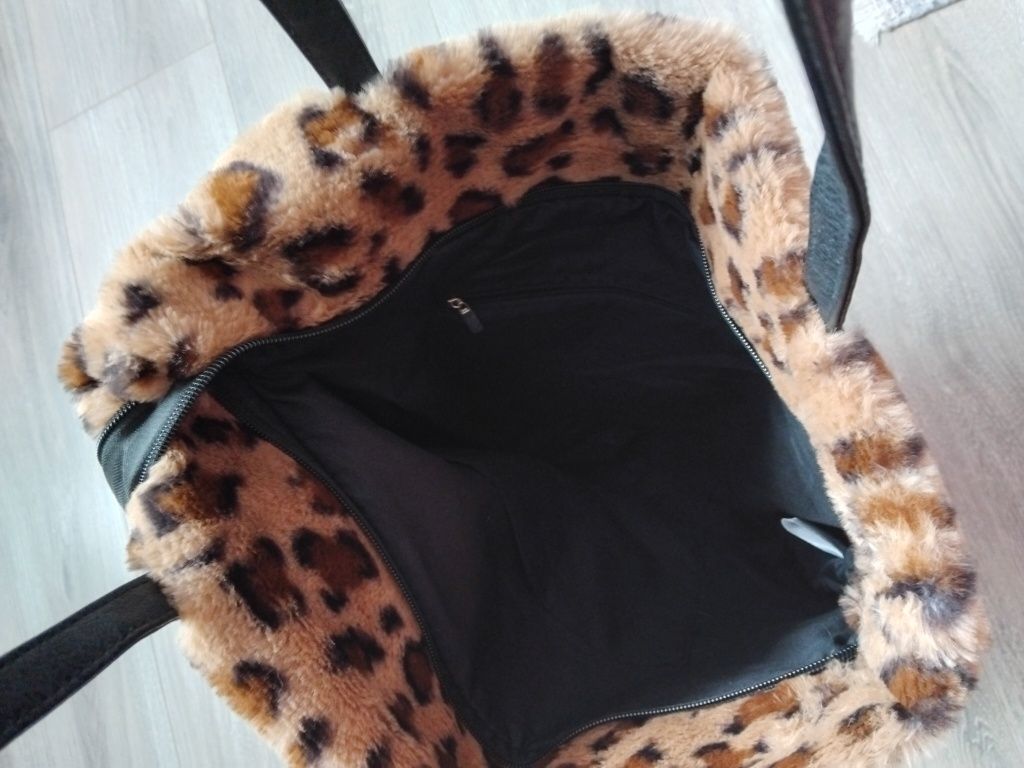 Torebka damska w panterkę z hoperka mieści A4