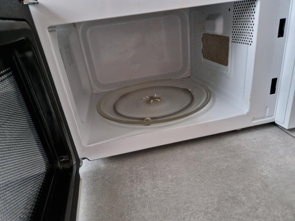 Kuchenka mikrofalowa 1150 W z funkcją grilla W BARDZO DOBRYM STANIE