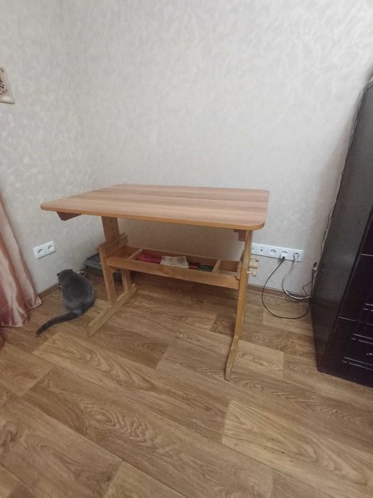 Письмовий стіл для школярів віддам безкоштовно