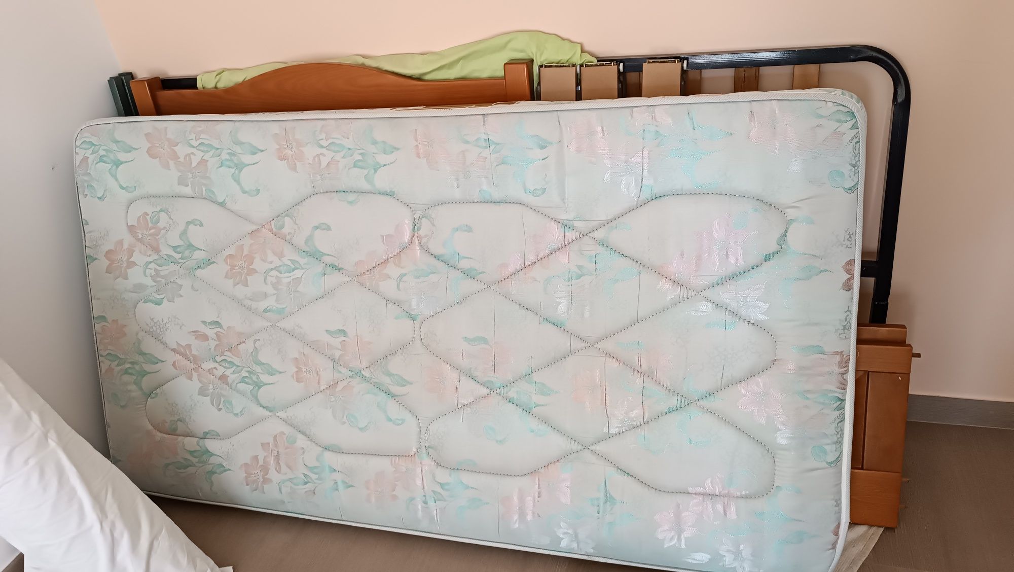 Vendo cama de Solteiro+ mesa de cabeceira