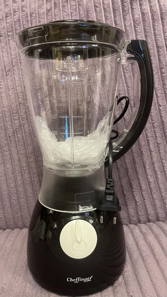 Blender marki Cheffinger z dodatkową przystawką do młynka do kawy.